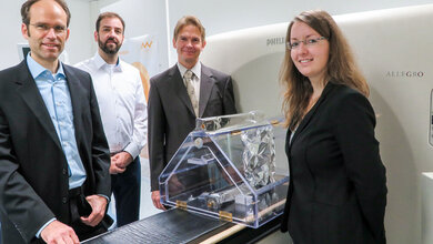Praesentation_Teststand_Gregor_Schaefers_Dr_Joerg_Seehafer_MRcomp_GmbH_Prof_Dr_Ralf_Ringler_Karina_Schuller_OTH_Amberg_Weiden_OTH_Amberg_Weiden_21072016.jpg Präsentation des Teststandes