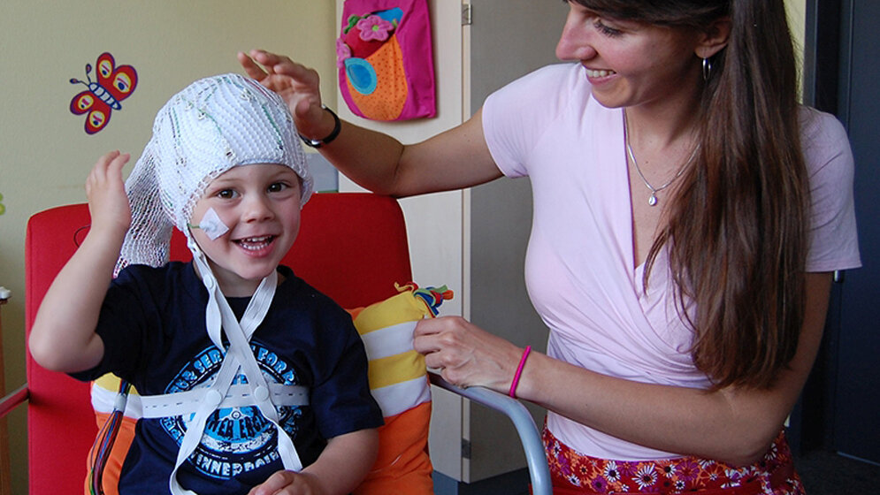 EEG_Bild_und_Speichelprobe_MPI_CBS.jpg EEG (Bild) und Speichelprobe