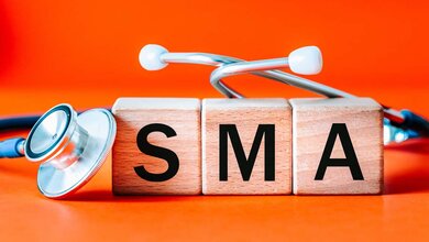 SMA auf Holzwürfeln