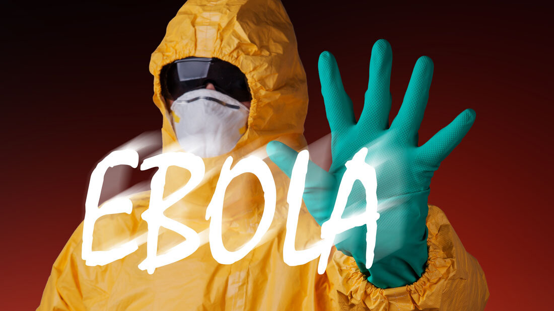 Mann im Schutzanzug und Schriftzug EBOLA.