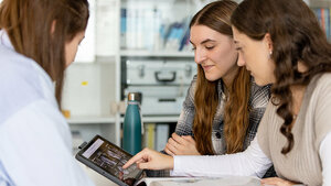 Titelbild zum Fachbeitrag im Rahmen des Schwerpunktthemas Arbeiten und Lernen im Wandel über den SmartSimulator von Siemens Healthineers