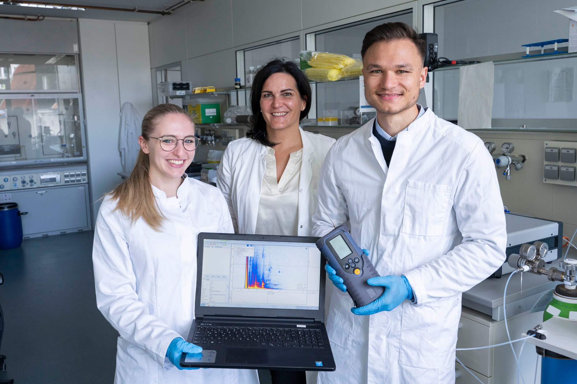 Dr. Sybelle Goedicke-Fritz (Mitte) mit den Doktoranden Pauline Hollinger (links) und Aaron Gottwald (rechts). 