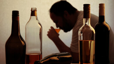 Alkohol__Axel_Bueckert_Adobe.jpg Auswirkungen von Alkohol auf das Gehirn