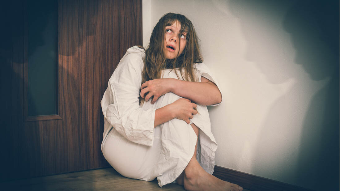 Frau mit Schizophrenie hört Stimmen