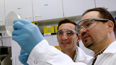 Prof. Dr. Chase Beisel (links) und Dr. Oleg Dmytrenko