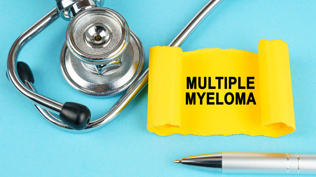 multiples_myelom.jpg Stethoskop und Kugelschreiber mit Zettel, auf dem Multiple Myeloma steht