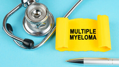 Stethoskop und Kugelschreiber mit Zettel, auf dem Multiple Myeloma steht