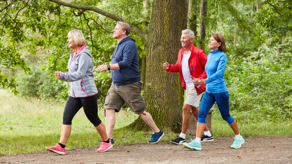 Fitness im Alter Ältere Menschen joggen.