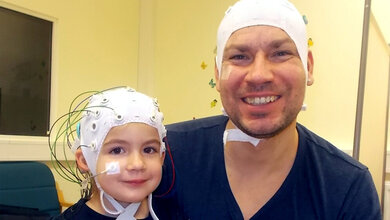 Hirnströme der Kinder mit Cochlea-Implantaten 