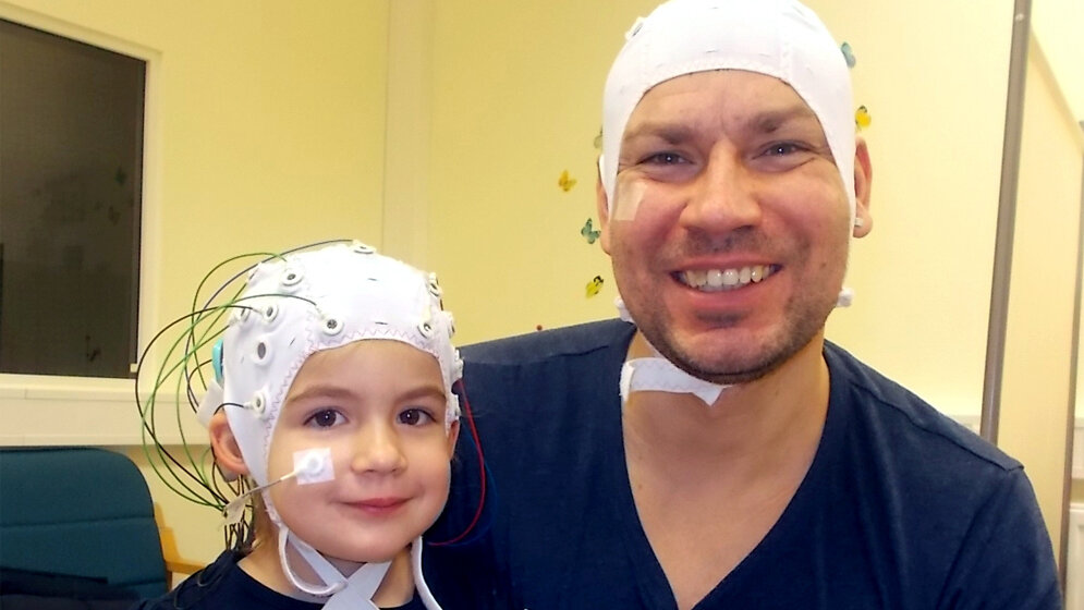 Hirnströme der Kinder mit Cochlea-Implantaten 