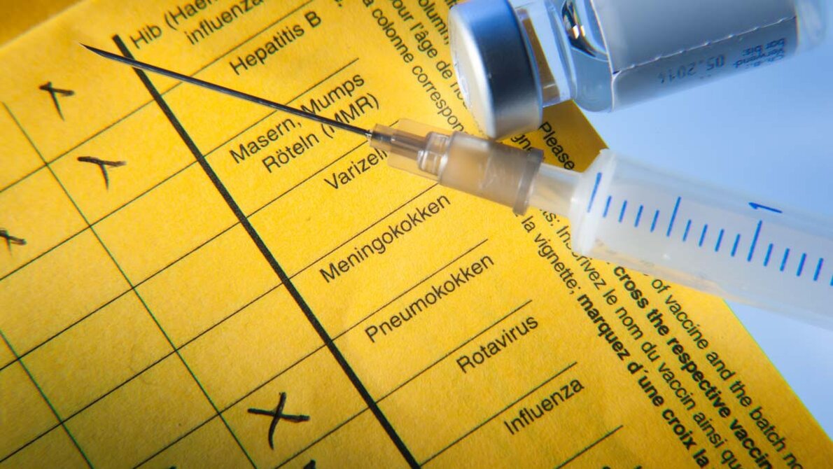 Spritze mit Impfausweis