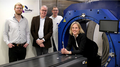 Das Projekt-Team vor dem In-Beam-MRT-Prototypen. 