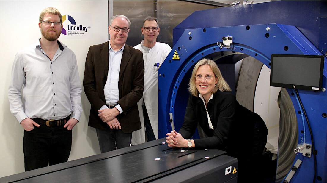 Das Projekt-Team vor dem In-Beam-MRT-Prototypen. 