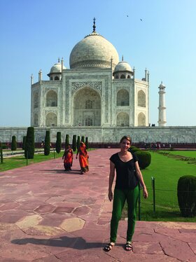 Dialog_Interview_Haegele_Abb3_Indien.JPG Foto von K. Hägele vor dem Taj Mahal