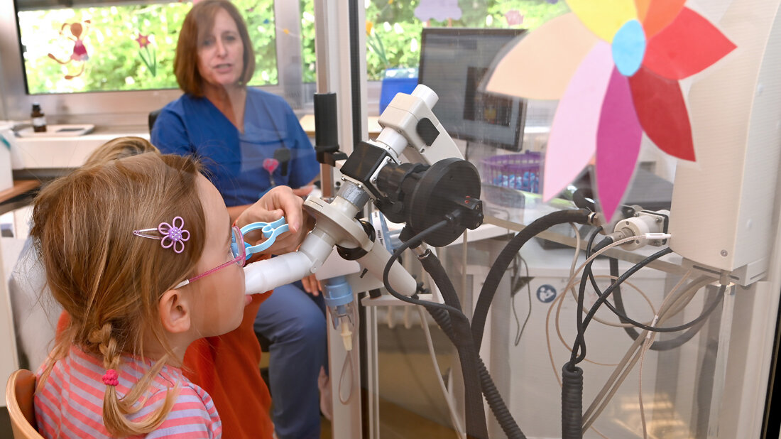 Durchführung eines Lungenfunktionstests bei einem Kind.