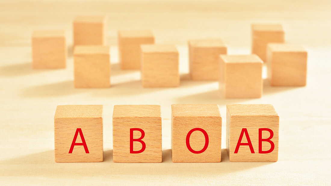 Foto von Holzwürfeln, die die Buchstaben für die Blutgruppen A, B, 0 und AB tragen