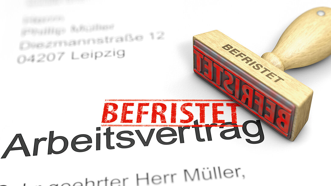 Foto mit dem Ausschnitt aus einem Arbeitsvertrag, der in Rot als „befristet“ abgestempelt ist
