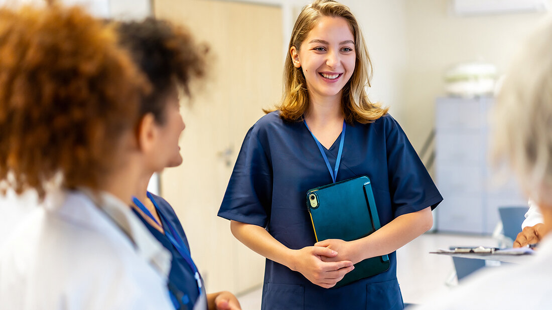 Pflegekräfte und medizinisches Personal im Teamgespräch in einer Klinik