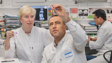 Kathrin Ciecielski und Prof. Hana Algül 