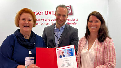 Die Preisträgerin (ganz rechts) mit der DVTA-Präsidentin Claudia Rössing und Vizepräsident Christian Oertel