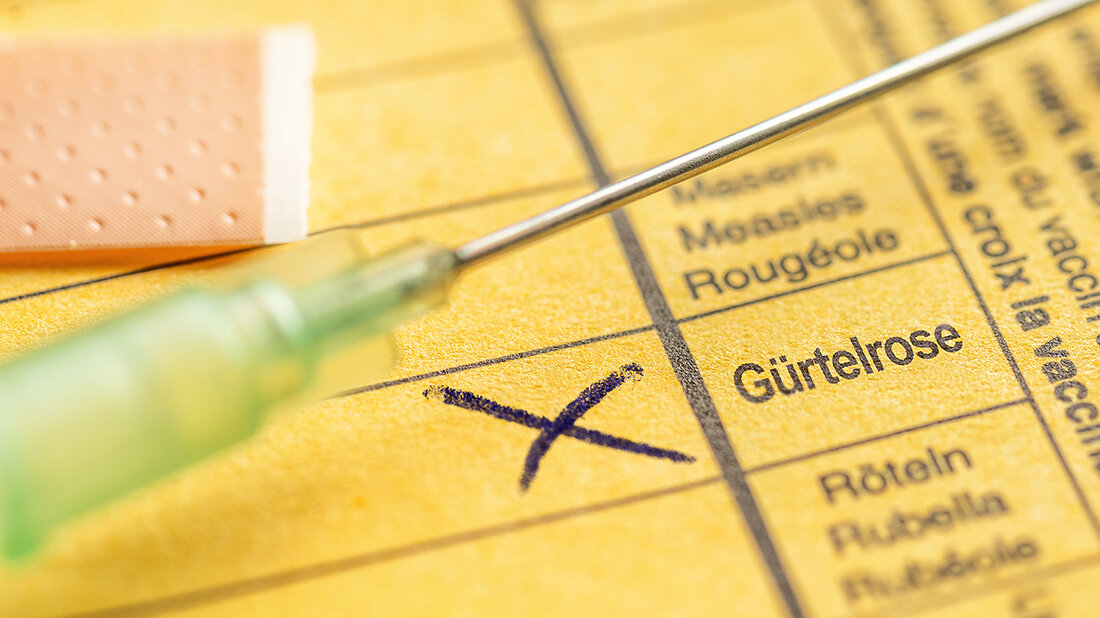 Impfung gegen Herpes Zoster Vergrößerte Aufnahme aus einem Impfpass mit Kreuz bei „Gürtelrose“