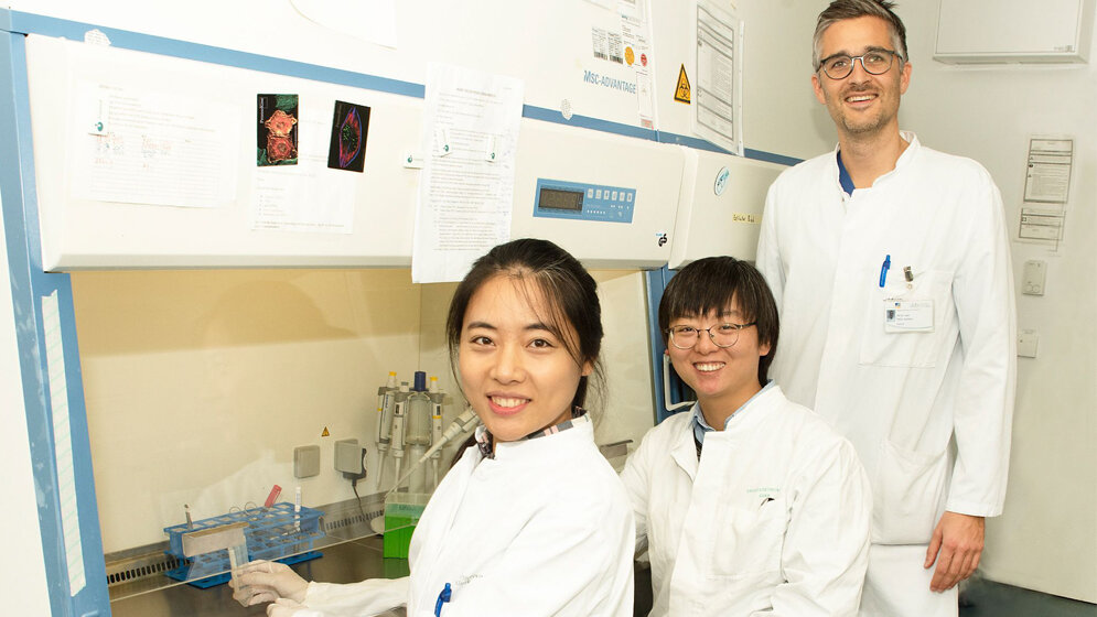 von_links_Qian_Li_Yangyang_Liu_und_Dr_Felix_Jansen_Foto_Katharina_Wislsperger_UKB.jpg Qian Li, Yangyang Liu und Dr. Felix Jansen