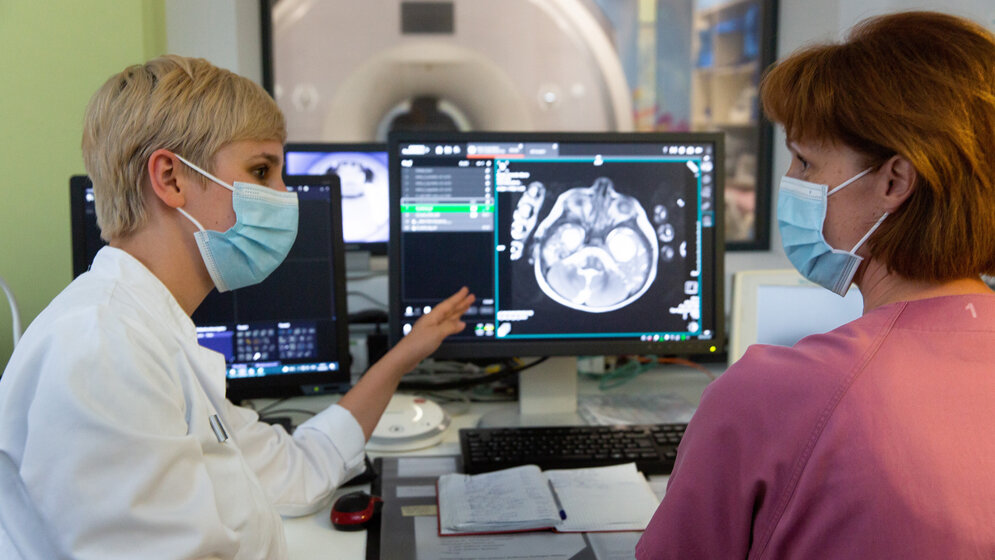 Dr_Rebecca_Anders_und_MTRA_Anke_Spaethe_Stefan_Straube_UKL.jpg Dr. Rebecca Anders (li). Und MTRA Anke Späthe