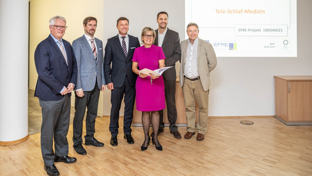 Tele_Schlaf_Medizin_Lukas_Lorenz.jpg Barbara Klepsch übergibt Förderbescheid