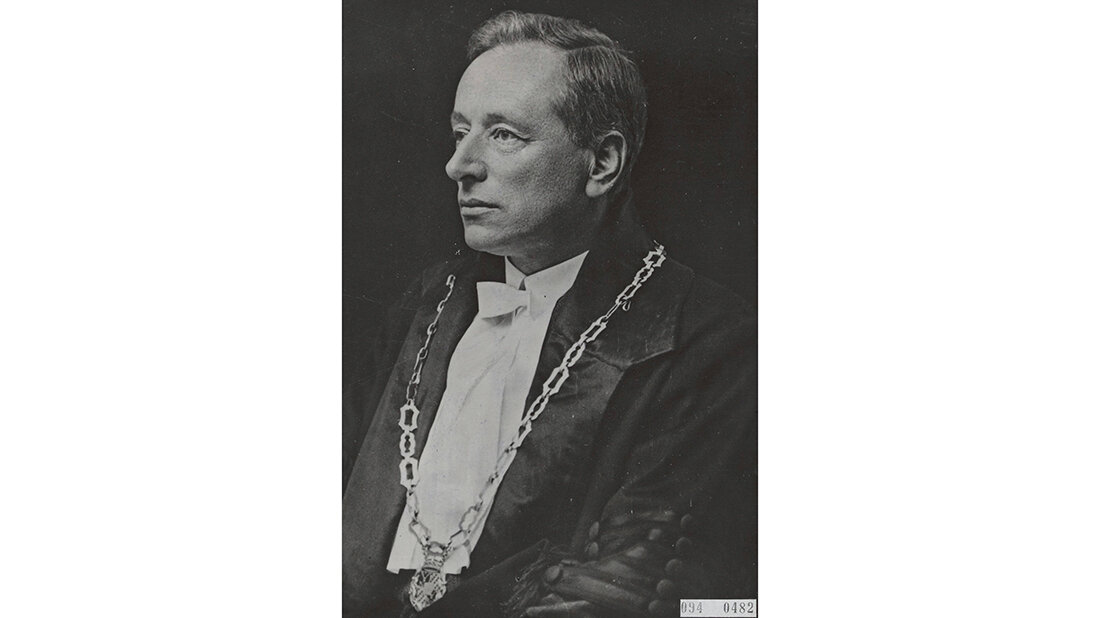 Phasenkontrastmikroskopie und Zernike-Polynome Porträt des niederländischen Physikers Frederik „Frits“ Zernike