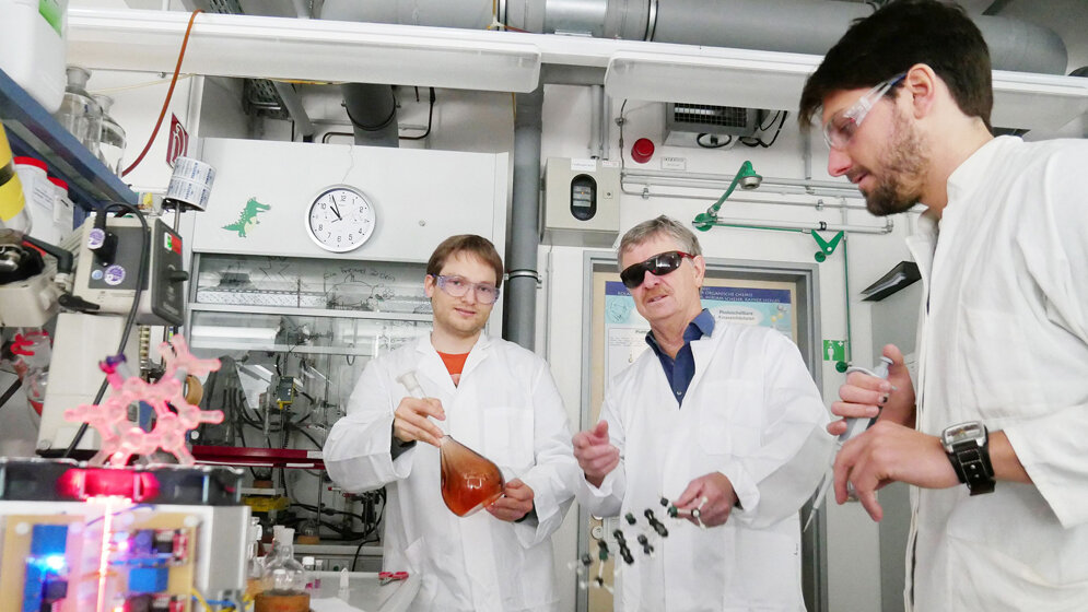 Kim Steinborn (l.) und Morten Peters, Prof. Rainer Herges