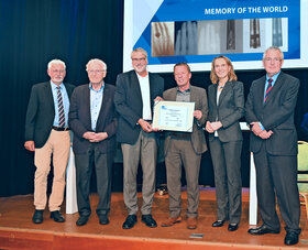 UNESCO ehrt Meilensteine der Medizingeschichte und Materialforschung Gruppenfoto von der Überreichung der Urkunde zur Aufnahme von sechs ausgewählten Bildern aus Röntgens Nachlass ins UNESCO-„Memory of the World“-Register