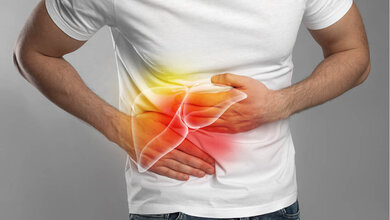 Mann mit Leberschmerzen