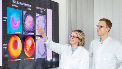 Dr. Johanna Diekmann und Dr. Tobias König betrachten nuklearmedizinische Bilder.