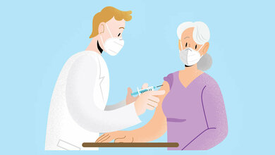 Arzt impft ältere Person