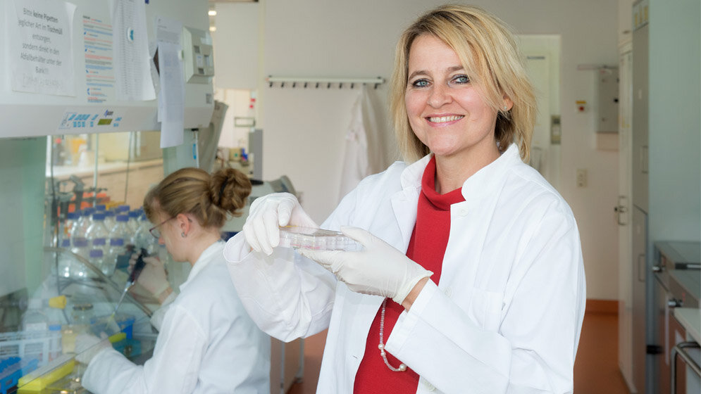 Prof_Dr_Alexandra_K_Kiemer_und_ihre_Arbeitsgruppe__Foto_Iris_Maurer.jpg Prof. Dr. Alexandra K. Kiemer