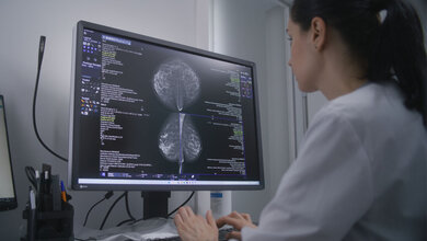 Radiologin betrachtet Aufnahmen der Brust.