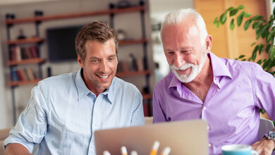 Alt und Jung arbeiten zusammen