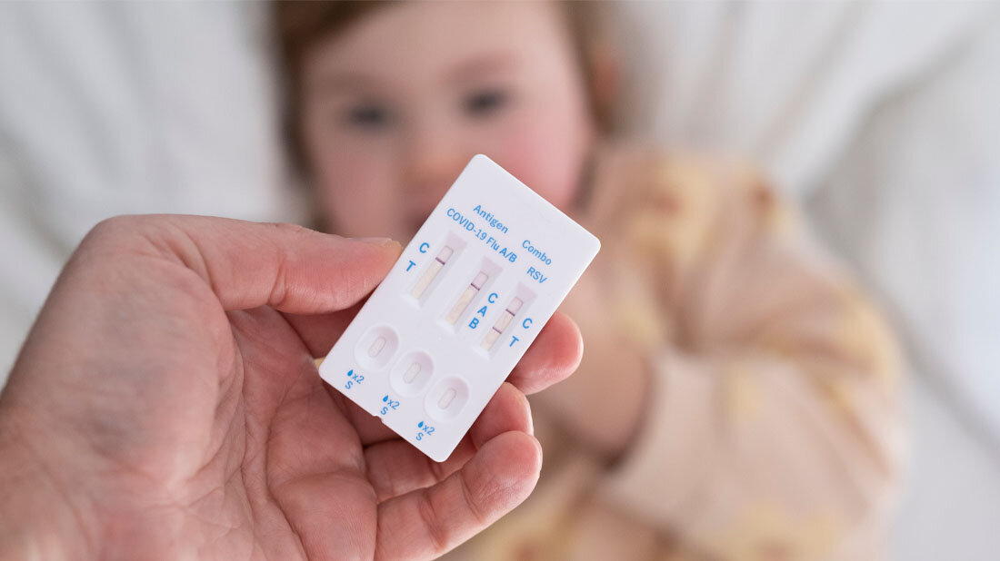 Kind mit einem positiven RSV-Schnelltest.