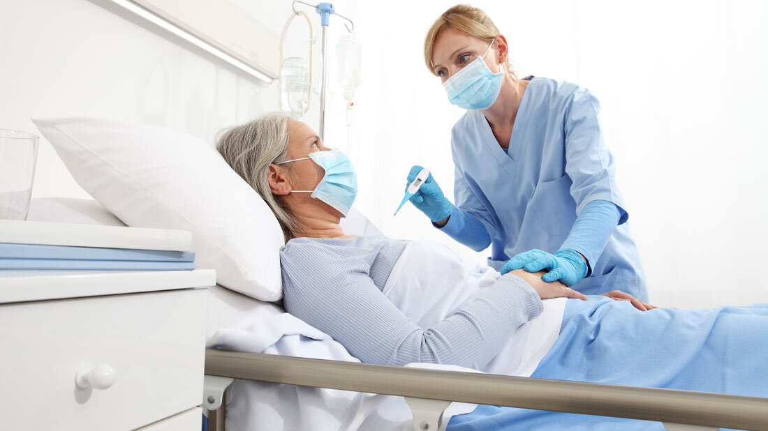 Patientin und Pflegerin in der Klinik