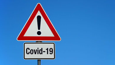 Warnschild mit der Aufschrift COVID-19.