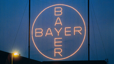 Foto des leuchtenden Bayer-Kreuzes