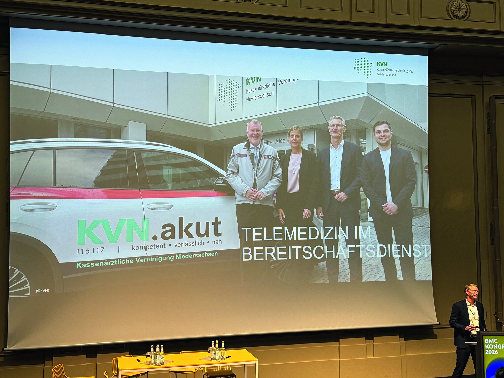Blick auf das Podium bei der Vorstellung von KVN akut