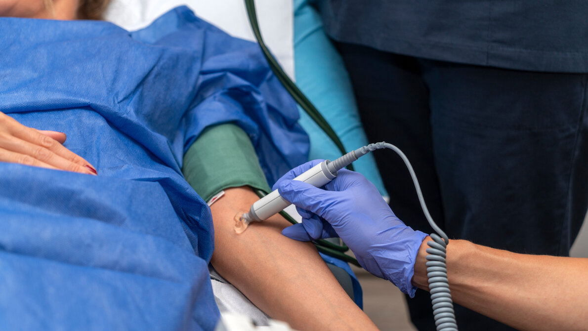 AdobeStock_527681300.jpeg Untersuchung am Arm