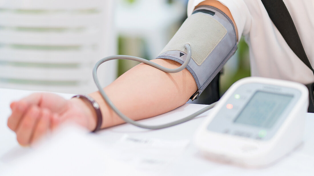 Aufnahme eines digitalen Blutdruckmessgeräts im Einsatz