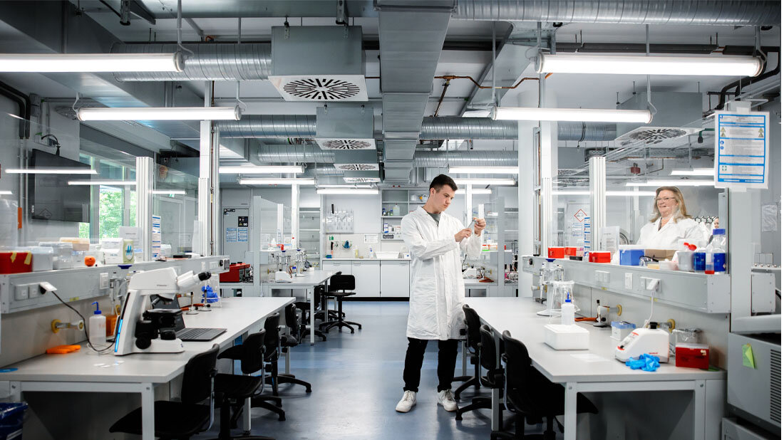 Blick_ins_Labor.jpg Student Luca Holy und Prof. Dr. Maria Brehm im Labor.