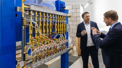 Marco Müller (CEO, ABX) und Ministerpräsident Michael Kretschmer am neuen Zyklotron in Radeberg.