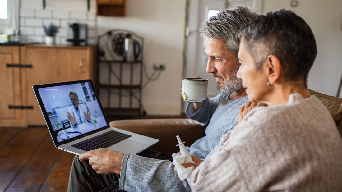 Telemedizin.jpg Ein älteres Paar nutzt die Videosprechstunde des Arztes.