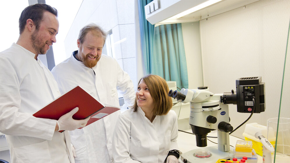 PD Dr. Nico Lachmann mit zwei der drei Erstautoren 