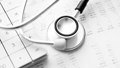 Foto mit Stethoskop und Tastatur