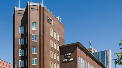 TLL mit Industrieausstellung